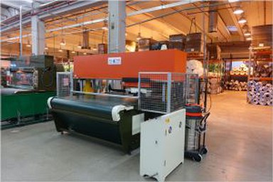 Automatický lis pro řezání pásu